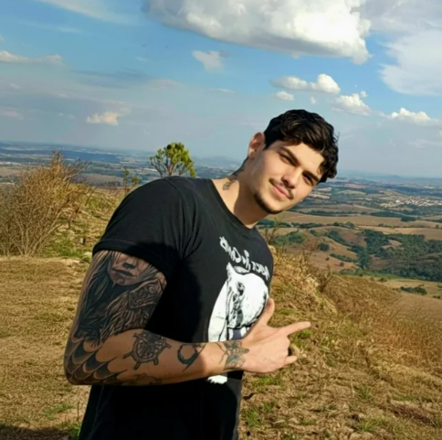 <em>Carlos R.</em>